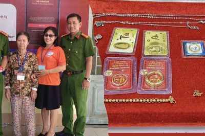 Bà cụ nhặt ve chai trả lại túi vàng cho người vứt nhầm vào thùng rác