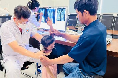 Lễ khai giảng đặc biệt của 'cô bé tí hon' học lớp 7 cao 97cm
