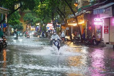 Chiều nay mưa dông bao phủ Hà Nội