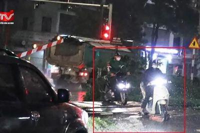 Cảnh sát giao thông Hà Nội xử lý 140 trường hợp vi phạm giao thông đường sắt