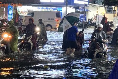 Mưa như trút, đường phố TP HCM ngập gần lút bánh xe máy