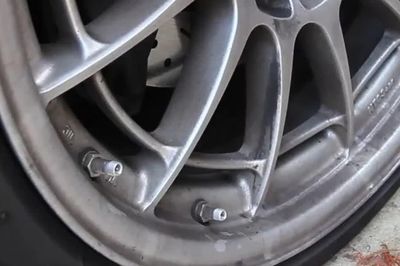 Vì sao một số lốp xe ô tô có hai van bơm hơi?