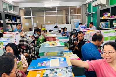 Sở GD&ĐT TPHCM lý giải sách giáo khoa cung vượt cầu nhưng học sinh vẫn thiếu