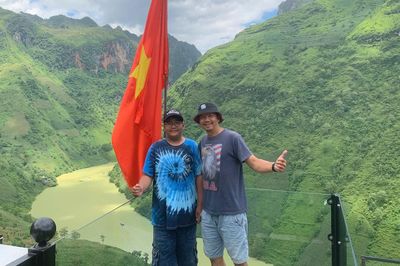 Bố chở con trai 11 tuổi bằng xe máy từ Cần Thơ ra Hà Nội ăn 'bún chả Obama'