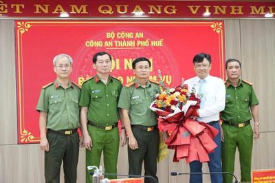 Bàn giao nhiệm vụ Giám đốc Công an TP Huế