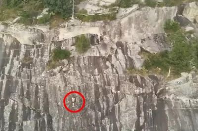 Đang leo vách đá, người đàn ông bất ngờ mắc kẹt ở độ cao gần 80 m: Hành động sau đó gây chú ý