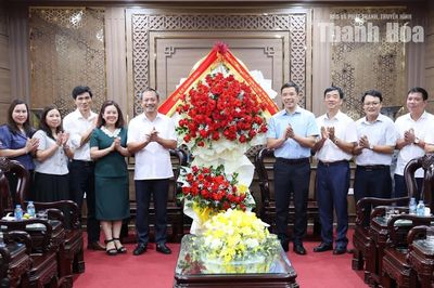 Phó Bí thư Thường trực Tỉnh ủy Nguyễn Hồng Phong chúc mừng Tòa án Nhân dân tỉnh