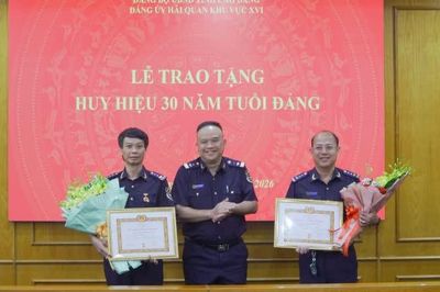 Đảng ủy Hải quan khu vực XVI trao tặng Huy hiệu 30 năm tuổi Đảng cho 2 đảng viên