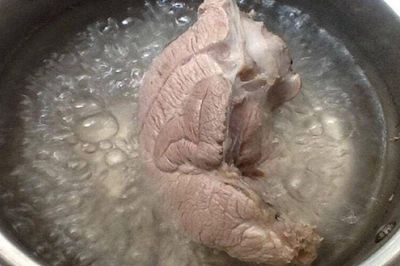 Luộc thịt bằng nước sôi hay nước lạnh mới ngon? Hóa ra rất nhiều người đang làm sai