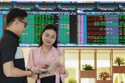 Giá dầu vượt 101 USD, VN-Index dao động quanh 1.820-1.840 điểm
