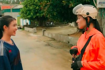 Sau nỗ lực giữ lại sân bóng, Minh gian nan tìm thành viên đội bóng nữ làng Xuân
