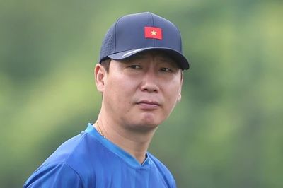 HLV Kim Sang-sik nhận hung tin ở quê nhà Hàn Quốc