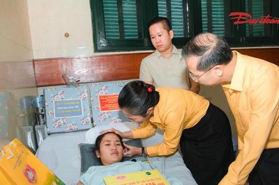 Chủ tịch MTTQ Nghệ An thăm, động viên cô giáo bị nạn khi cứu học sinh