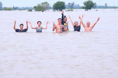 Cuối tuần nhộn nhịp tắm đồng ở vùng biên giới Hồng Ngự