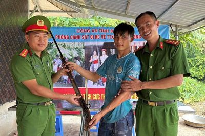 Điện Biên: Người dân Mường Tùng tự giác giao nộp 27 khẩu súng