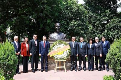 Thủ tướng Lê Minh Hưng đặt vòng hoa tại Tượng Chủ tịch Hồ Chí Minh ở New Delhi