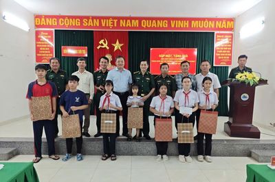 Trao quà tặng học sinh trong Chương trình 'Nâng bước em tới trường - Con nuôi đồn Biên phòng'