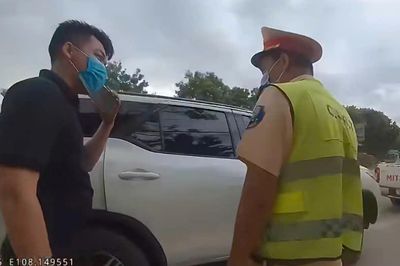 Phát hiện, xử lý xe ô tô cá nhân chở khách thu tiền trên Quốc lộ 14B