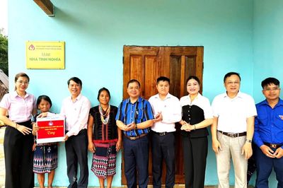 Tặng nhà tình nghĩa cho hộ gia đình có công với cách mạng