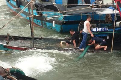 Sóng biển đánh chìm tàu cá neo đậu tại khu vực cảng cá Thuận An