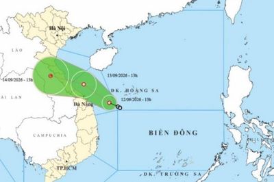 Áp thấp nhiệt đới trên Biển Đông duy trì gió cấp 6, giật cấp 8, di chuyển theo hướng Tây Bắc