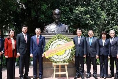 Thủ tướng Lê Minh Hưng dâng hoa tại Tượng Chủ tịch Hồ Chí Minh ở New Delhi