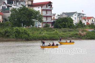 Khẩn trương tìm kiếm Thiếu tá quân đội lao xuống sông cứu người rồi bị nước cuốn trôi