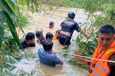 Kịp thời cứu thanh niên bị nước lũ cuốn