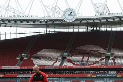 Arsenal gặt hái thành công, người lao động ở Emirates vẫn lo mất việc