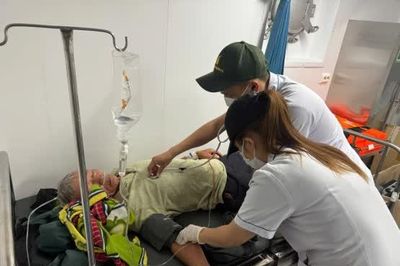 Đưa hai bệnh nhân nguy kịch trên đảo Cù Lao Chàm bị cô lập vào bờ