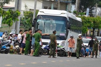 Nam sinh lớp 6 bị cuốn vào gầm ô tô khách đang lùi, tử vong tại chỗ