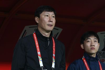 HLV Kim Sang Sik về Hàn Quốc chịu tang bố