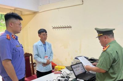Người đàn ông bị khởi tố sau khi dùng súng tự gây thương tích cho bản thân