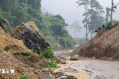 Quảng Trị: Tảng đá lớn sạt lở xuống đường nối xã Trường Sơn và Trường Ninh