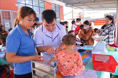 Tăng tốc khám sức khỏe, chăm sóc toàn diện cho người dân