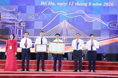 Phó Bí thư Tỉnh ủy, Chủ tịch HĐND tỉnh Nguyễn Việt Oanh dự Lễ công bố Nghị quyết thành lập phường Bố Hạ