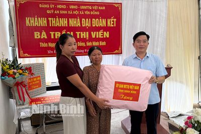 Trao nhà Đại đoàn kết cho gia đình có hoàn cảnh khó khăn ở xã Yên Đồng