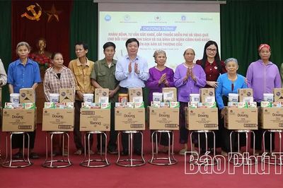 Khám bệnh, cấp thuốc miễn phí và tặng 200 suất quà cho người dân xã Thượng Cốc