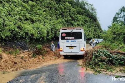 Mưa lớn tiếp diễn, nhiều điểm sạt lở ở A Lưới