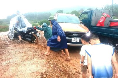 Mưa lớn khiến nhiều tuyến đường miền núi sạt lở, Đà Nẵng ra công điện ứng phó thiên tai