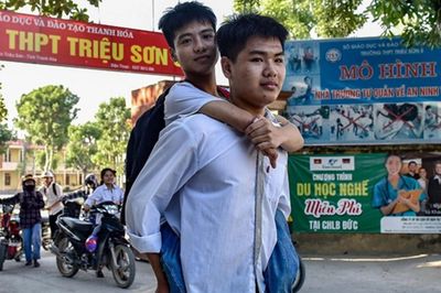 Nam sinh 10 năm cõng bạn đến trường đỗ bác sĩ nội trú Y Hà Nội