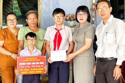 Khuyến học Nam Nha Trang trao 180 triệu đồng học bổng 'Trao cơ hội - Viết tương lai' cho học sinh, sinh viên