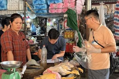 Lấy 110 mẫu giám sát an toàn thực phẩm tại các chợ phường Thục Phán