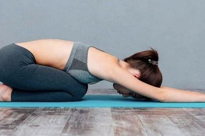 Tổng hợp các tư thế yoga nhẹ nhàng trên giường giúp cơ thể thư giãn, ngủ ngon hơn