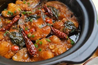 Thả nắm lá này vào nồi cá kho: Cá hết sạch mùi tanh, dễ mục xương, thịt chắc đậm đà