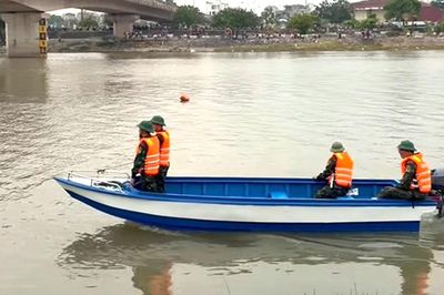 Camera ghi cảnh thiếu tá quân đội lao xuống sông cứu người rồi mất tích