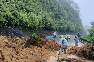 Quốc lộ và đường Hồ Chí Minh sạt lở, Huế cảnh báo có nơi mưa trên 500mm