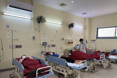 Huế tạm ngưng bếp ăn tập thể ở công ty dệt may, số ca nghi ngộ độc vẫn tăng