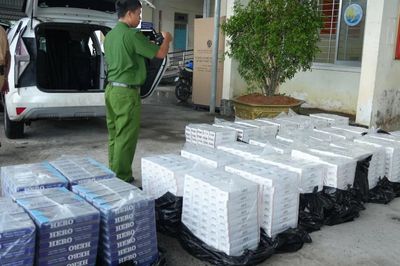 Vứt xe bỏ chạy, Vũ Ngọc Hận khai chở 15.500 bao thuốc lá nhập lậu