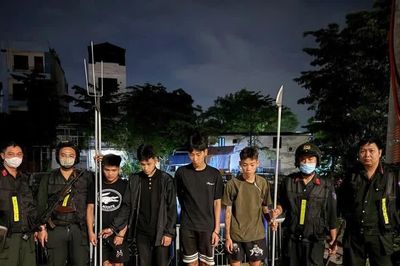 Cảnh sát cơ động chặn 4 thanh niên mang hung khí đi đánh nhau